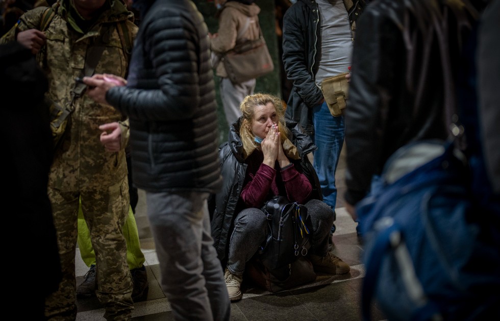 Φόβος και αγωνία στα πρόσωπα κατοίκων του Κιέβου