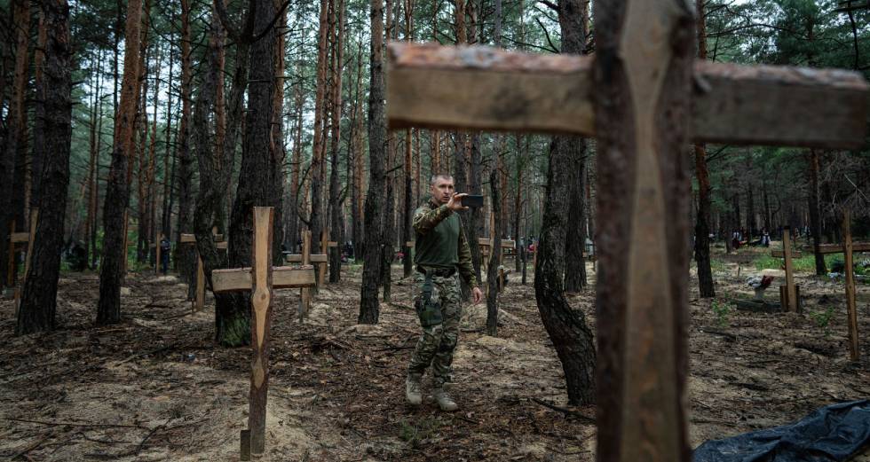 Και βασανιστήρια καταγγέλλει το Κίεβο μετά τον εντοπισμό ομαδικού τάφου στο Ιζιούμ
