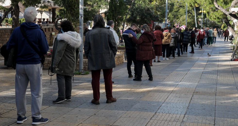 Σαρώνει η Όμικρον – Ουρές εκατοντάδων μέτρων από το πρωί για ένα τεστ