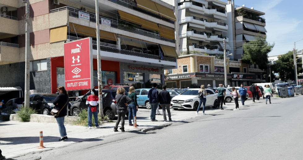 Κόσμος στις εκκλησίες – Ουρές στα σούπερ μάρκετ