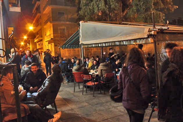 74 χρόνια φραπέ, ούζο, μπίρα και ποικιλίες