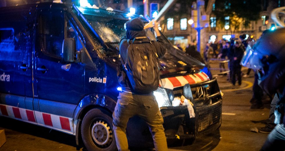 Σοβαρά επεισόδια στην Ισπανία σε διαδηλώσεις υπέρ φυλακισμένου ράπερ