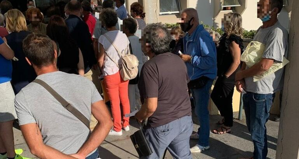 Ηράκλειο: Οργισμένη αντίδραση των συνταξιούχων για τον συνωστισμό στα νοσοκομεία