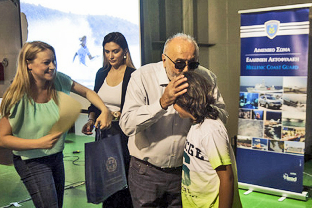 Τα παιδιά ζωγραφίζουν την άμμο, τον ήλιο και τη θάλασσα