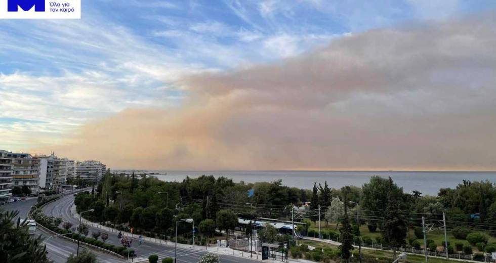 Μέχρι την Ικαρία έφτασαν καπνοί και στάχτες από τον Σχίνο στο Λουτράκι