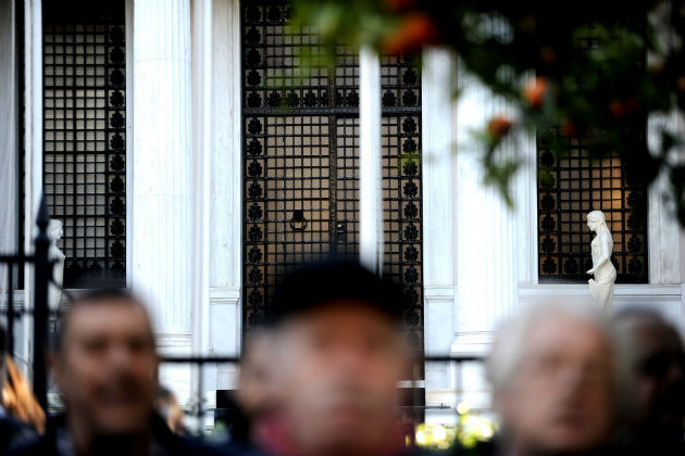 Ένταση έξω από τη Βουλή με διαδηλωτές και αστυνομία
