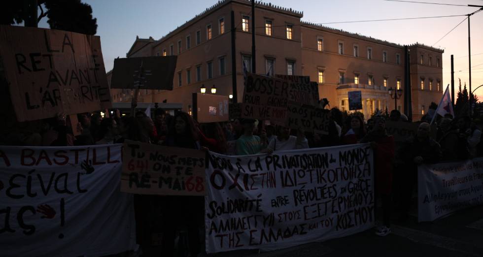 Συγκέντρωση αλληλεγγύης έξω από τη Γαλλική Πρεσβεία στην Αθήνα
