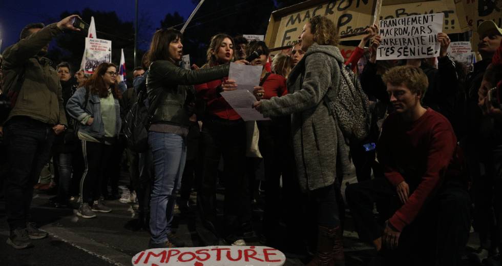 Συγκέντρωση αλληλεγγύης έξω από τη Γαλλική Πρεσβεία στην Αθήνα