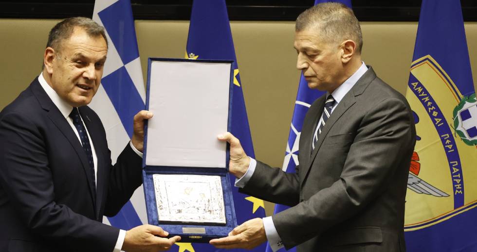 Εγκώμια και φιλοφρονήσεις στις τελετές παράδοσης – παραλαβής των υπουργείων