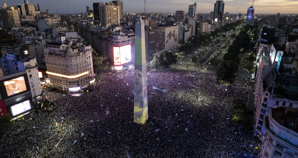 Εικόνες από πανηγυρισμούς, αλλά και επεισόδια