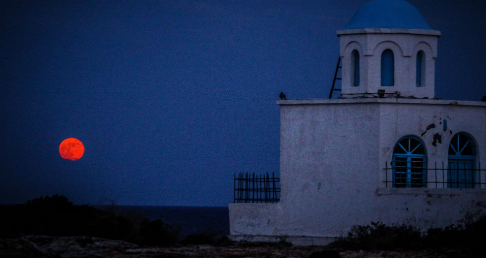 Η «Πανσέληνος της Φράουλας» από τις ακτές της Ραφήνας