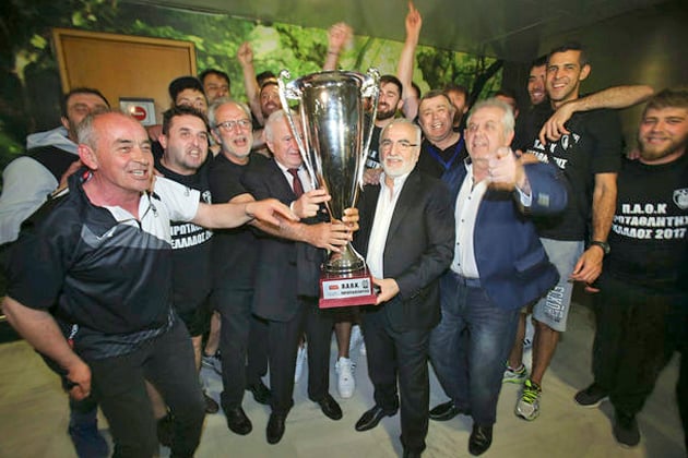 Στα μπουζούκια με τρεις κούπες