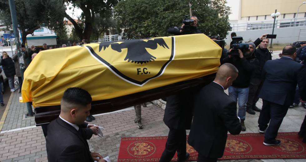 Πλήθος κόσμου στο τελευταίο αντίο για τον τεράστιο Μίμη Παπαϊωάννου