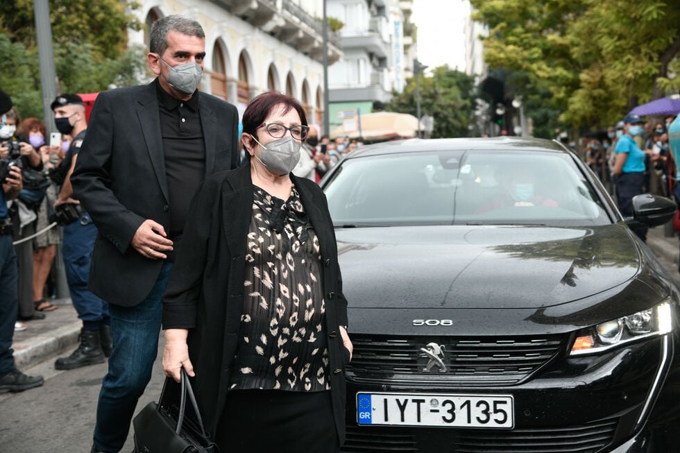 Δακρυσμένα μάτια, στους μεγάλους δρόμους κάτω απ’ τις αφίσες