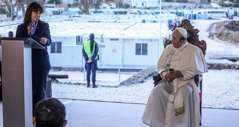 Όχι φράχτες και σεβασμό της νομιμότητας ζήτησε ο Πάπας από τη Λέσβο