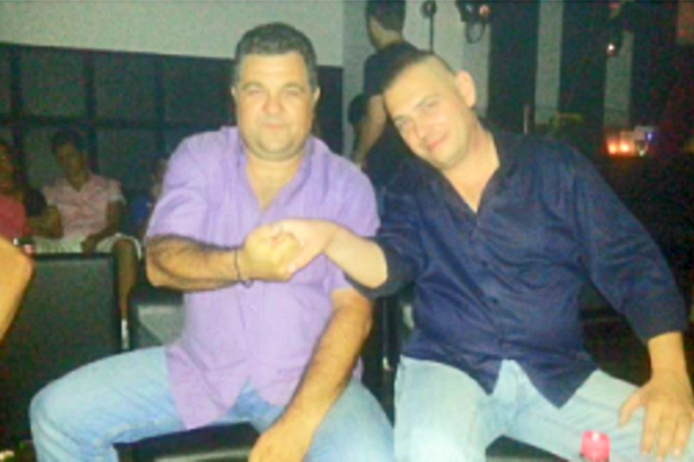 Θέλει ο χρυσαυγίτης να κρυφτεί αλλά… ο φακός δεν τον αφήνει