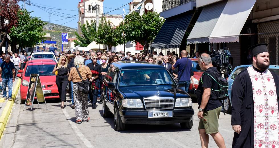 Ο τελευταίος αποχαιρετισμός στην Ειρήνη Παπά