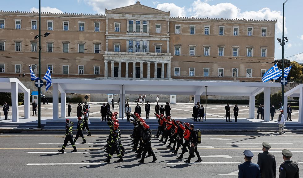 Πανηγυρική παρέλαση για λίγα μάτια μόνο