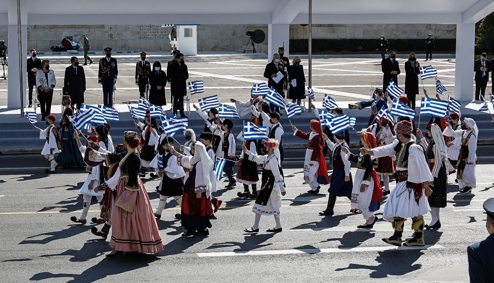 Πανηγυρική παρέλαση για λίγα μάτια μόνο
