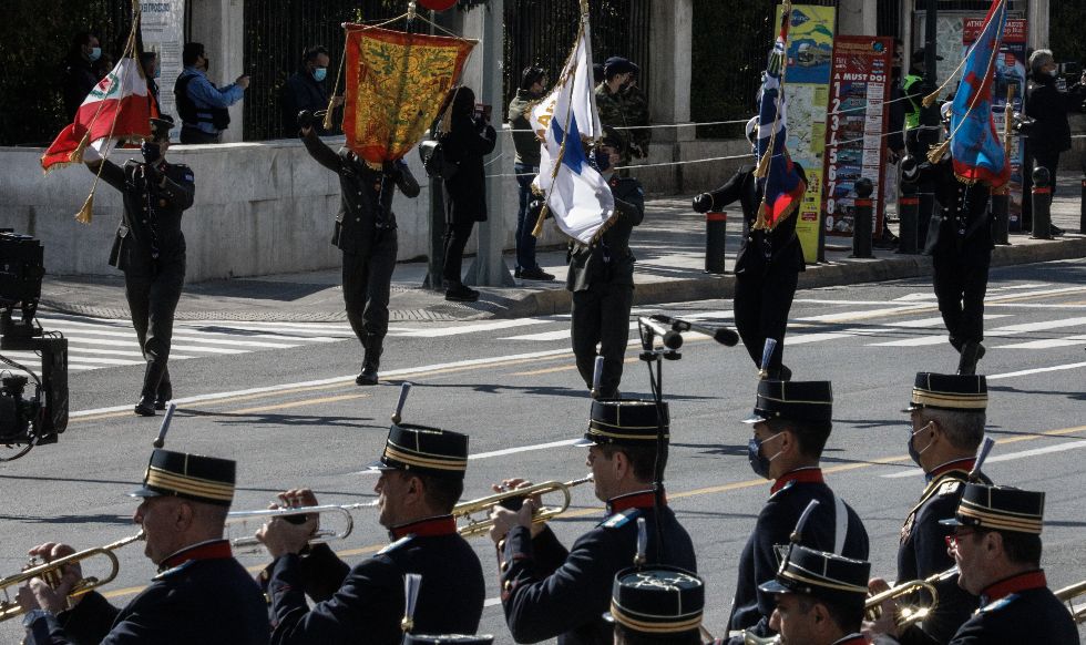 Πανηγυρική παρέλαση για λίγα μάτια μόνο
