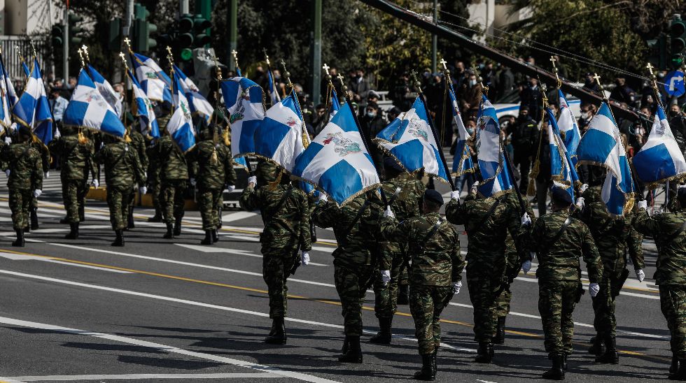 Πανηγυρική παρέλαση για λίγα μάτια μόνο