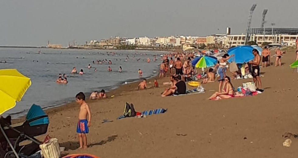 Κρήτη: Παραλίες με πολύ κόσμο, αλλά χωρίς ξαπλώστρες και ομπρέλες