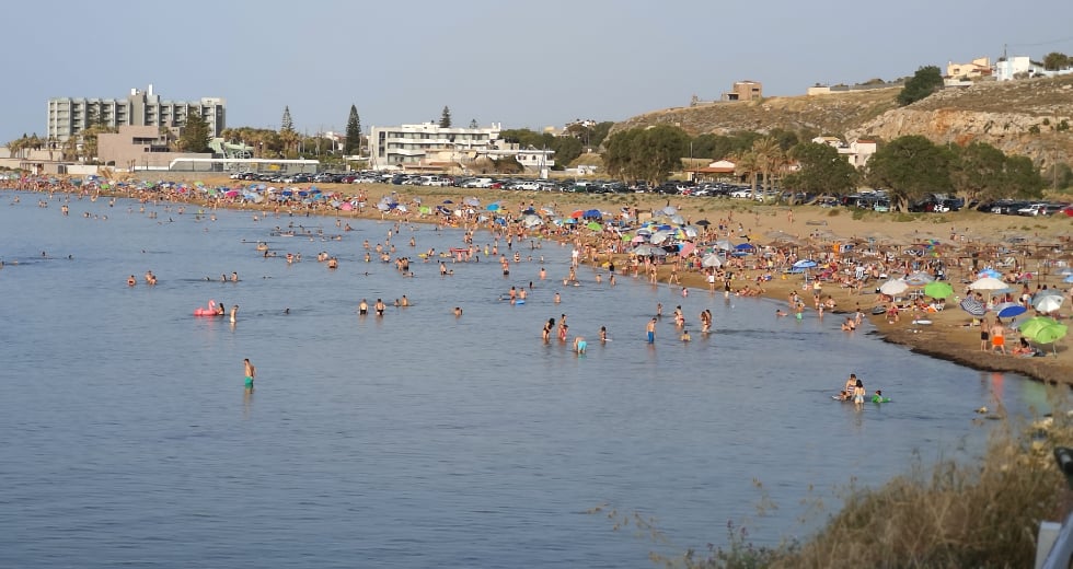 Κρήτη: Παραλίες με πολύ κόσμο, αλλά χωρίς ξαπλώστρες και ομπρέλες