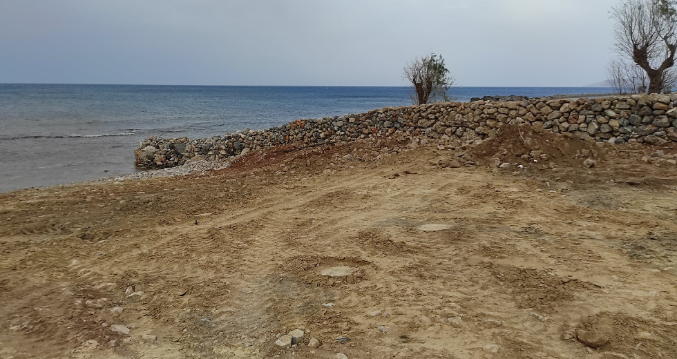Καταγγελία για μπάζωμα και “ιδιωτικοποίηση” παραλίας στη Χερσόνησο