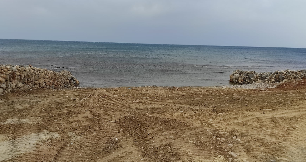 Καταγγελία για μπάζωμα και “ιδιωτικοποίηση” παραλίας στη Χερσόνησο