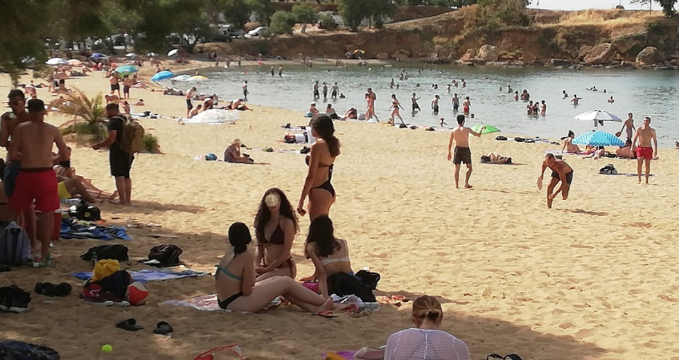Κρήτη: Παραλίες με πολύ κόσμο, αλλά χωρίς ξαπλώστρες και ομπρέλες