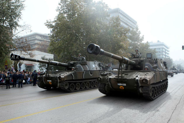 Τα σημαιάκια ανεμίζουν, οι μίζες παρελαύνουν