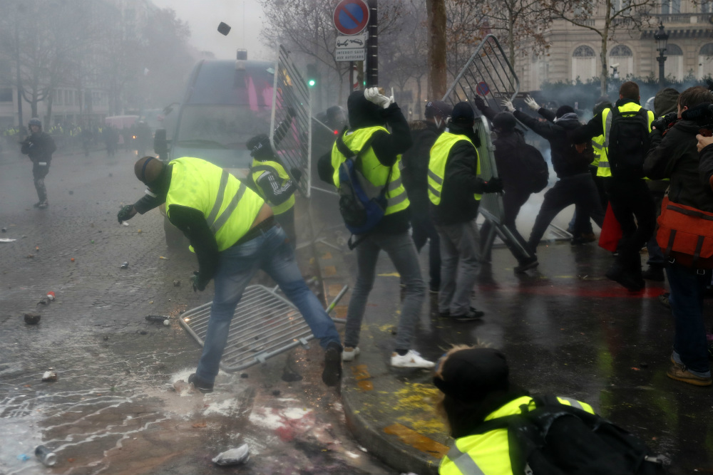 Συναντήσεις με κόμματα και διαδηλωτές μετά τα επεισόδια