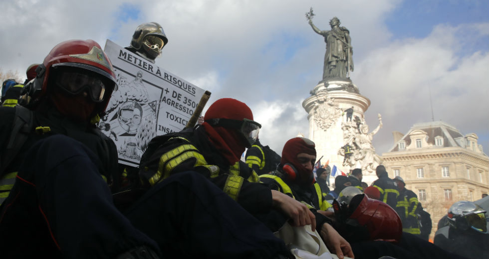 Ένταση στο Παρίσι μεταξύ απεργών πυροσβεστών και αστυνομίας
