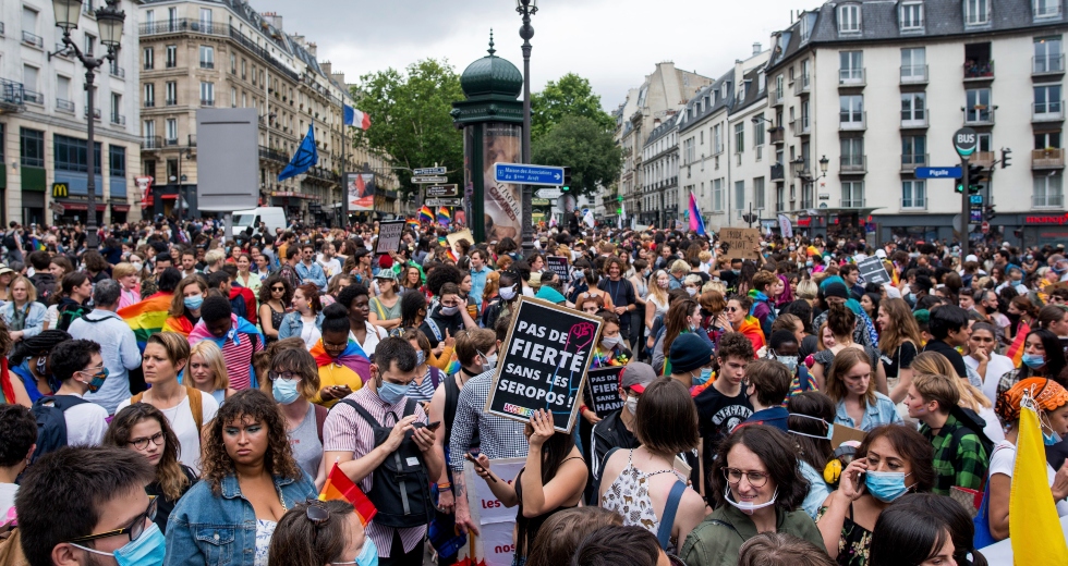 Gay pride στο Παρίσι με αίτημα την αντιμετώπιση του ρατσισμού