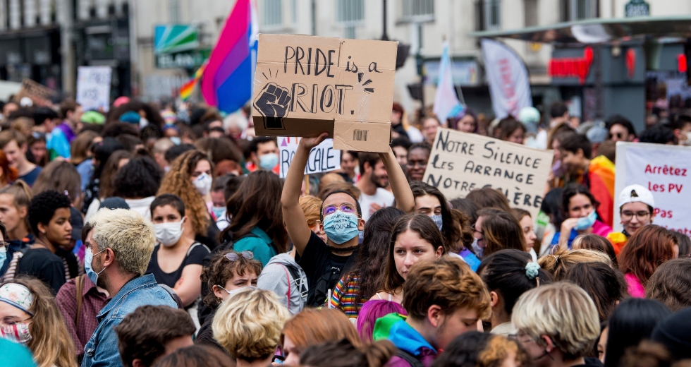 Gay pride στο Παρίσι με αίτημα την αντιμετώπιση του ρατσισμού