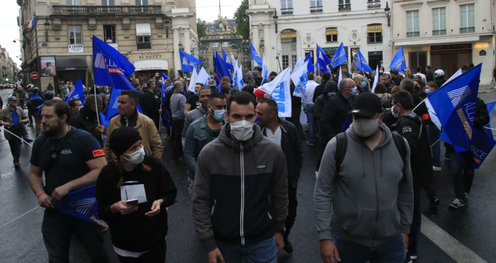 Διαδήλωσαν κατά της απαγόρευσης της θανατηφόρας λαβής οι Γάλλοι αστυνομικοί
