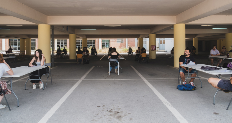 Στο πάρκινγκ έγιναν οι εξετάσεις στο Πολυτεχνείο Κρήτης