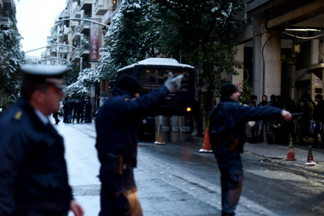 Ένοπλη επίθεση έξω από τα γραφεία του ΠΑΣΟΚ