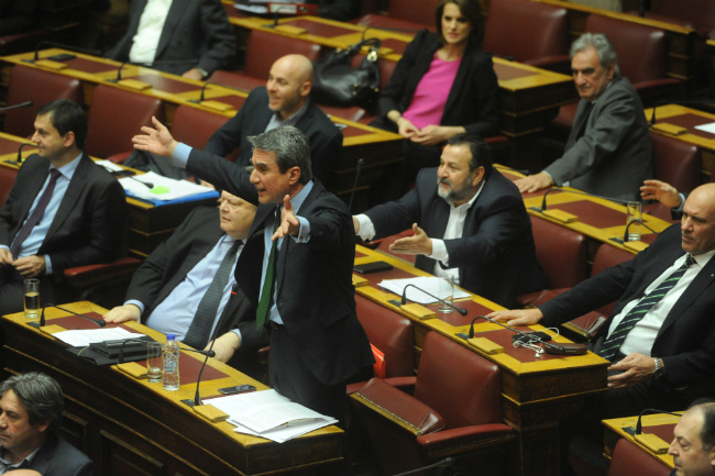 Εν μέσω έντονων διαξιφισμών «πέρασε» η τροπολογία για τις άδειες