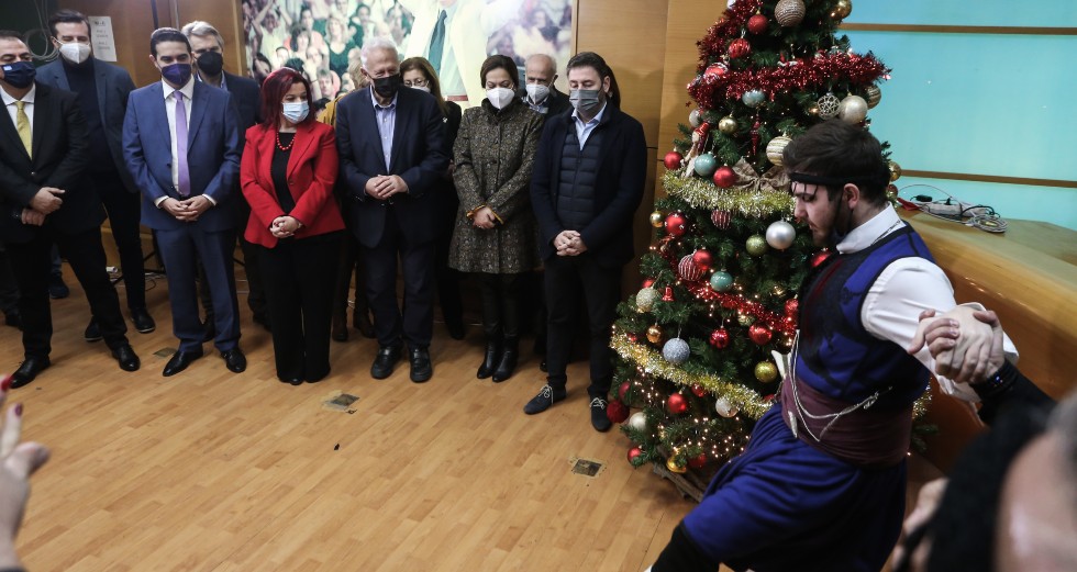 Κάλαντα με μαντινάδες και ρακή στο ΠΑΣΟΚ