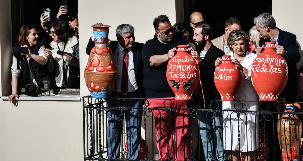 Κόκκινα κανάτια και εξορκισμός του κακού στην πρώτη ανάσταση [φωτογραφίες και βίντεο]