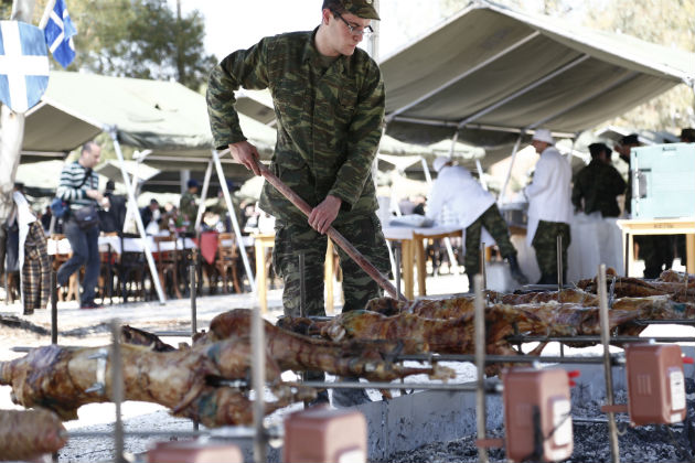 Λαϊκό γλέντι, με οβελίες, στο στρατόπεδο του Γουδή
