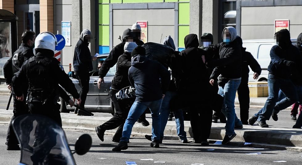 Απέκλεισε καρναβάλι και μοίρασε απειλές από την Πάτρα ο Μ. Χρυσοχοΐδης