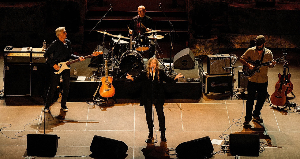 Μια μεθυστική Patti Smith και με βροχή στο Ηρώδειο