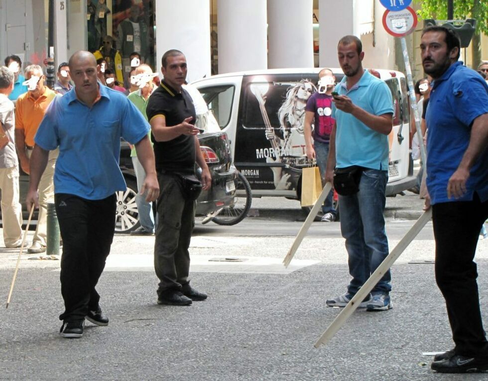 Τα χέρια που χαιρετούν Ναζιστικά είναι βαμμένα με αίμα