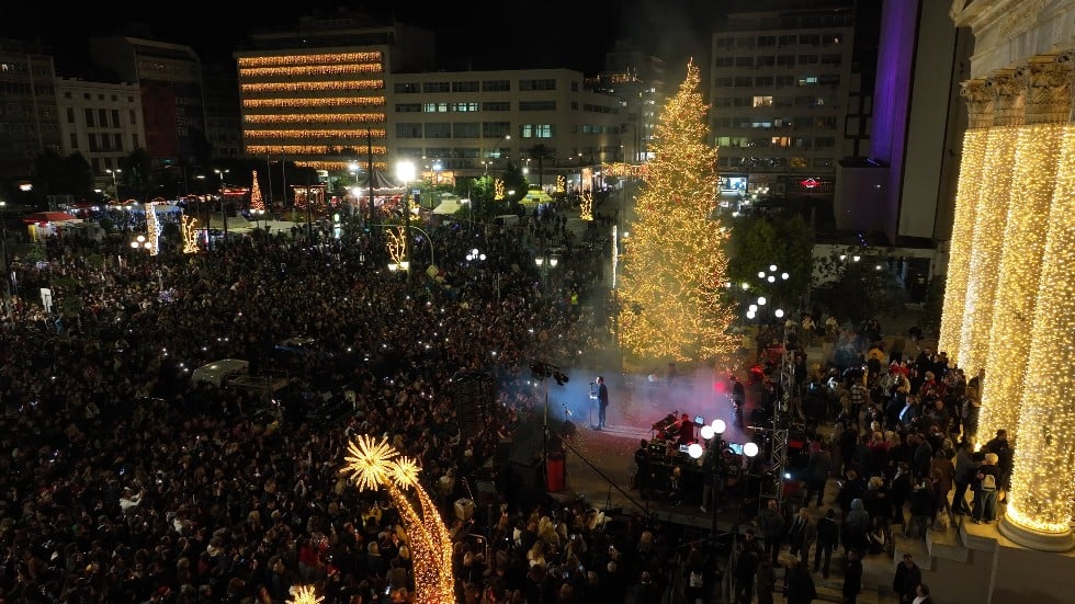 Τα γιορτινά του φόρεσε και επίσημα ο Πειραιάς