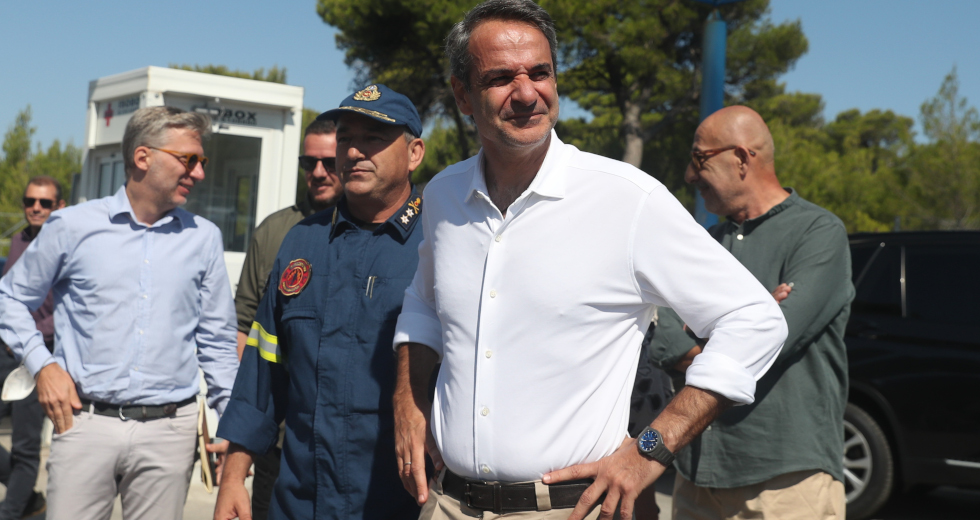 Μοιράζουν συγχαρητήρια και υποσχέσεις, πάνω στην καταστροφή και τα καμμένα
