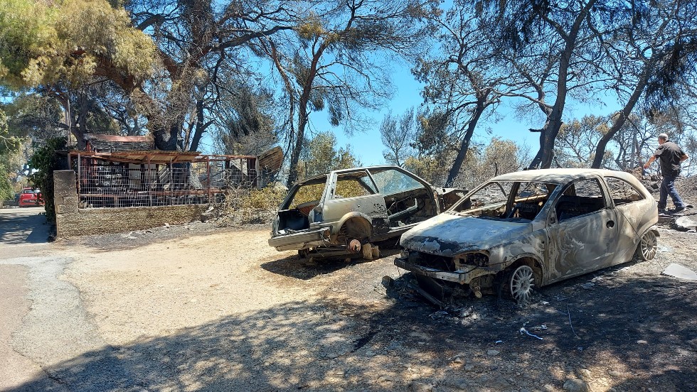 Οδοιπορικό της «Εφ.Συν.» στα αποκαΐδια της πύρινης κόλασης στην Πεντέλη