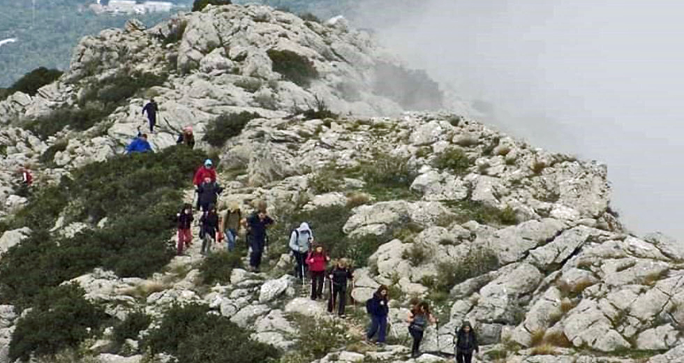 Το δισάκι μου κρεμάω και στον Υμηττό περπατάω