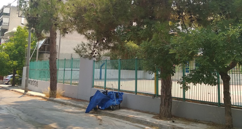 Καταγγελία για εμπρησμό σε κάδους στην Πετρούπολη